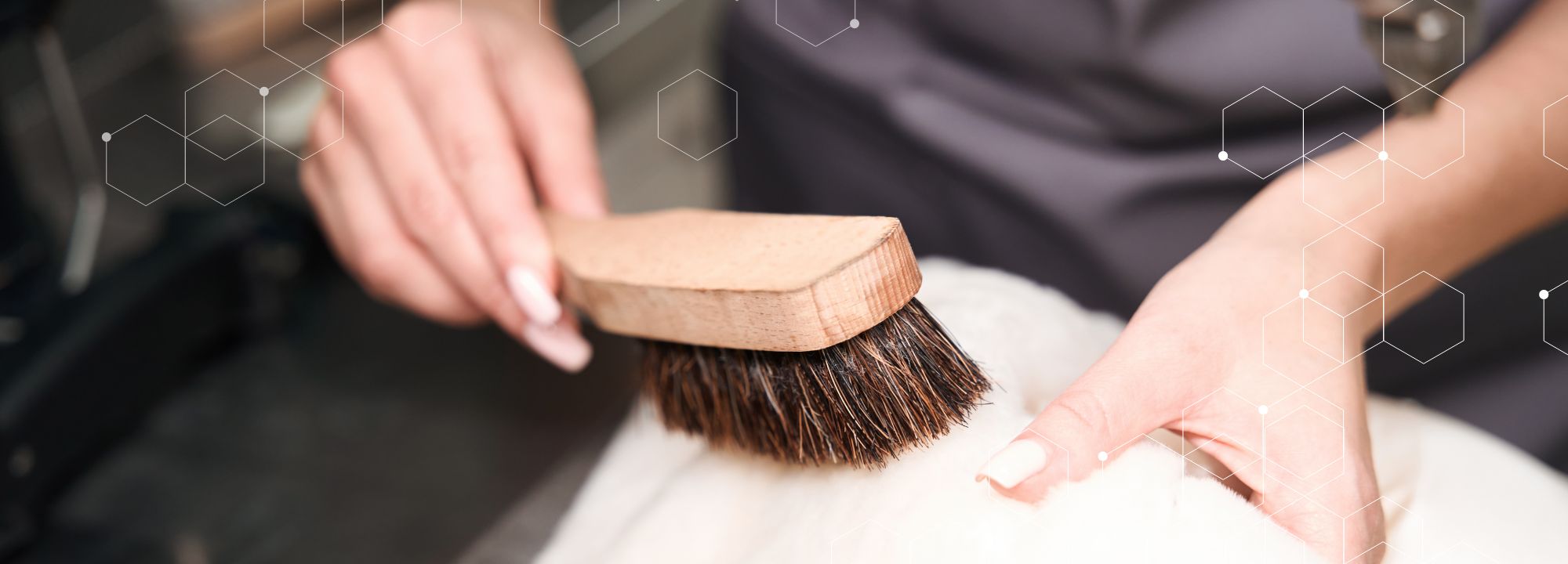 Textilreinigung Bild Kleidungsstück wird mit Bürste gereinigt