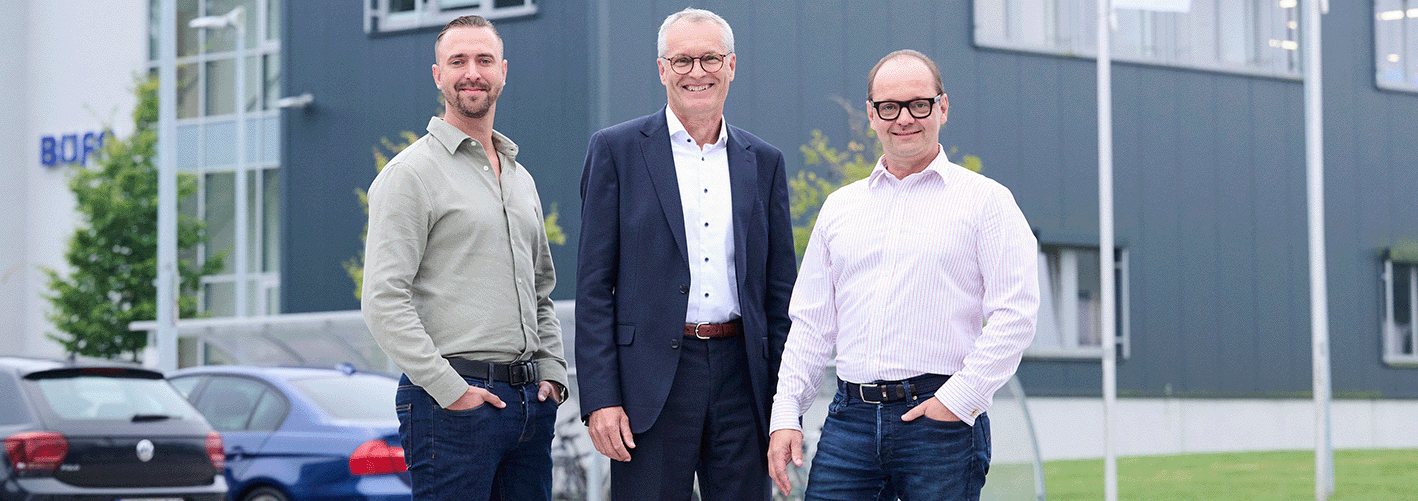 BÜFA übernimmt schwedische Firma Macserien Management in front of building, signing MacSerien