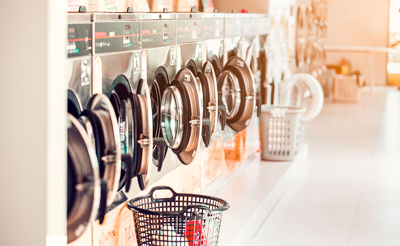 Waschmaschinen stehen in einem Waschsalon
